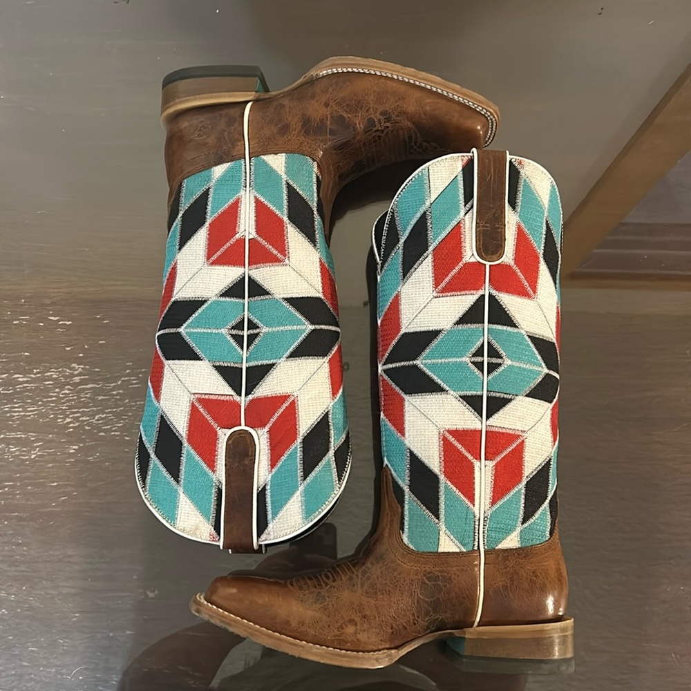 Women’s Artiat Miranda boots size 8 1/2 never worn still in box